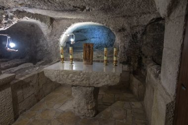 BETHLEHEM, Filistin, 28 Ocak 2020: Beytüllahim 'deki İsa' nın Doğumu Bazilikası 'nın altındaki mağaralar. Basit taş sunak