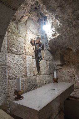 BETHLEHEM, Filistin, 28 Ocak 2020: Beytüllahim 'deki İsa' nın Doğumu Bazilikası 'nın altındaki mağaralar. St. Jerome mağarasında çapraz.