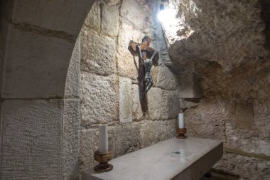 BETHLEHEM, Filistin, 28 Ocak 2020: Beytüllahim 'deki İsa' nın Doğumu Bazilikası 'nın altındaki mağaralar. St. Jerome mağarasında çapraz.