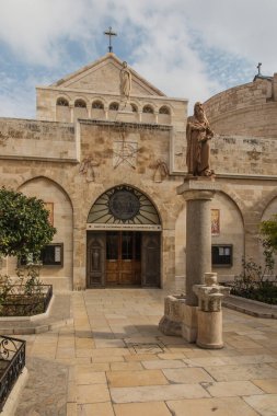 Beytüllahim şehri. İsa 'nın Doğumu Bazilikası' nın yanındaki kilise Catherine. Aziz Jerome figürlü sütun (Hieronymus).