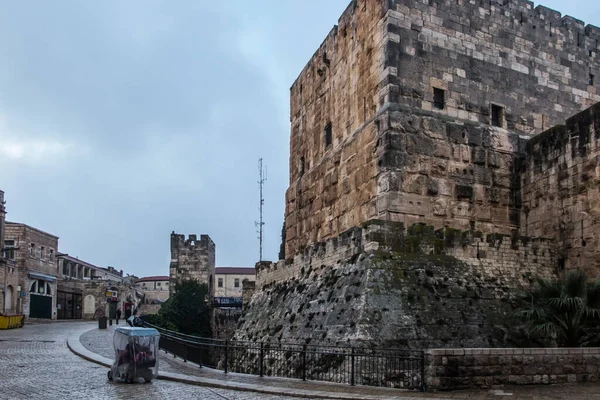 エルサレムの旧市街 クリスチャン クオーター 雨の日の朝の空の通りと広場 エルサレムイスラエル — ストック写真