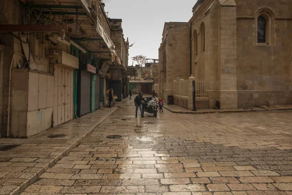 エルサレムの旧市街 クリスチャン クオーター 雨の日の朝の空の通りと広場 エルサレムイスラエル — ストック写真