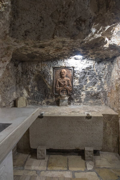 Вифлеем, Палестина, 28 января 2020 года: Пещеры под базиликой Рождества Христова в Вифлееме. Места, связанные с пребыванием Saint Jerome
.