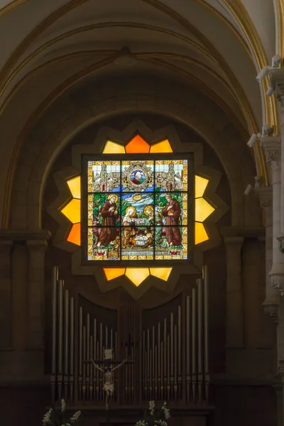 巴勒斯坦伯利恒 2020年1月28日 圣凯瑟琳教堂的内部 圣坛上方的彩色玻璃窗户 — 图库照片