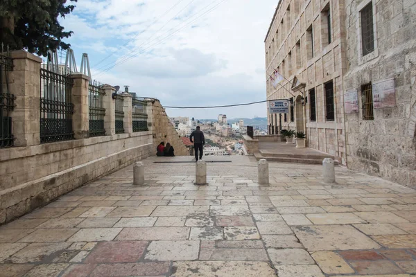 Dvě Ženy Sedící Schodech Sledující Betléma Palestinské Samosprávě Muže Kráčejícího — Stock fotografie