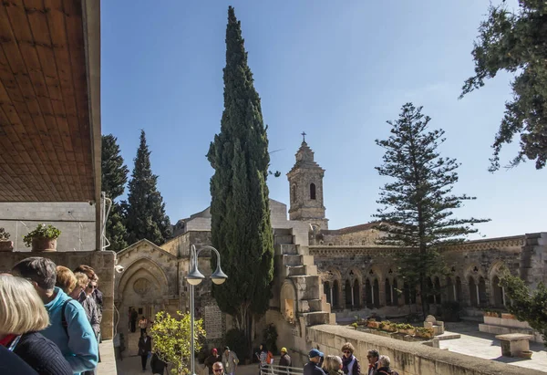 Jerusalem Israel 2020年1月30日 オリーブ山のペーターノスター教会のアトリウムのゴシック様式の廊下 イスラエルだ 異なる言語での壁に対する父の祈り — ストック写真