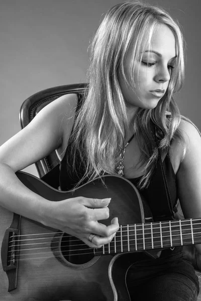 Blond kvinna spela gitarr — Stockfoto