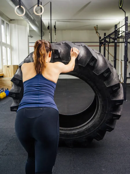 Entrenando con un neumático tractor —  Fotos de Stock