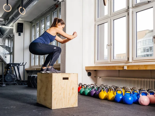 Box jumping in palestra — Foto Stock