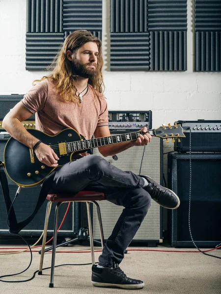 Guitarrista tocando no estúdio de gravação — Fotografia de Stock