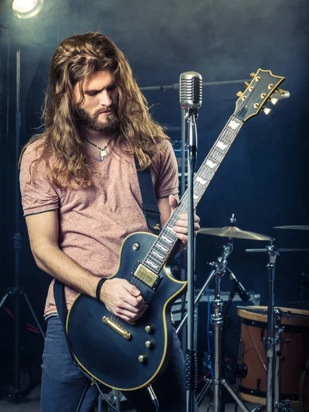 Guitarist rocking on stage — Stock Photo, Image