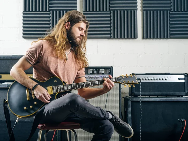 Guitariste enregistrant des morceaux en studio — Photo