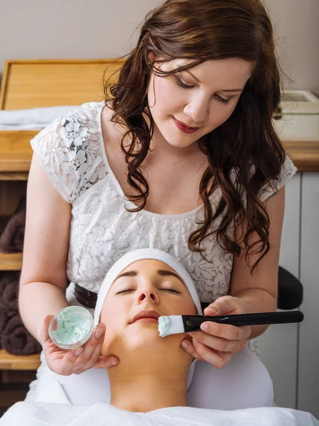 Facial in de salon — Stockfoto