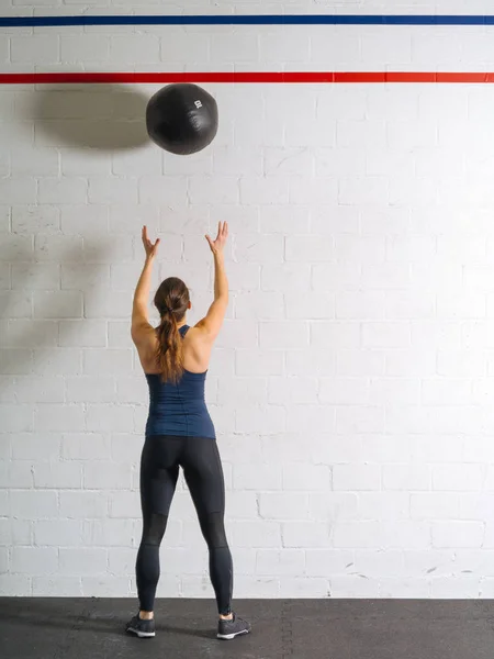Mujer haciendo ejercicio con la pelota de medicina —  Fotos de Stock