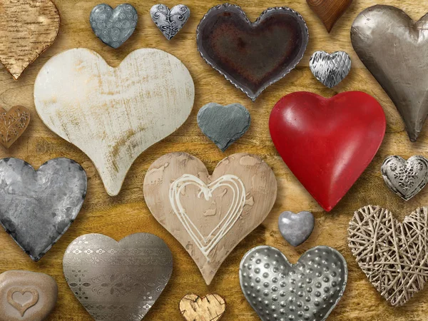 Corazones sobre fondo de madera — Foto de Stock