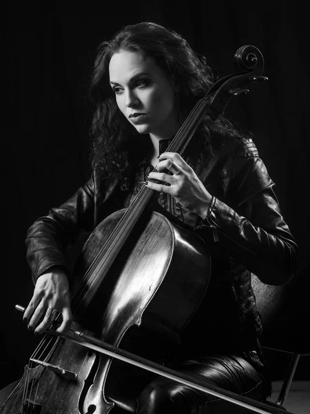 Linda fêmea tocando violoncelo — Fotografia de Stock