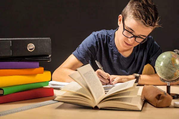 Student, dělá domácí práce v temné místnosti — Stock fotografie