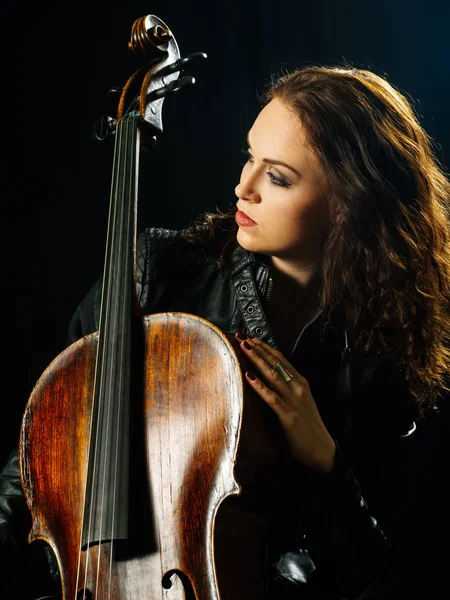 Cello player and her instrument — Stock Photo, Image