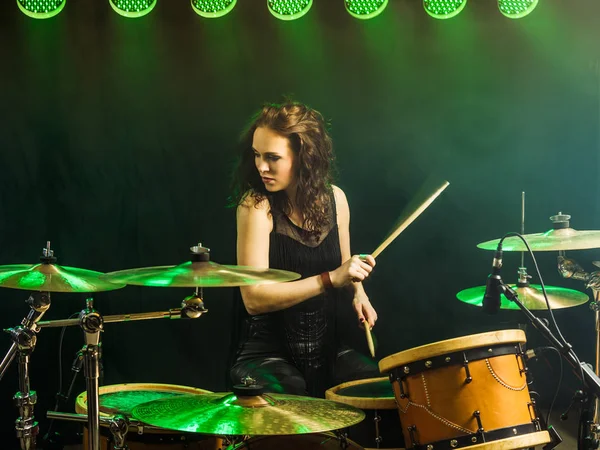 Hermosa mujer tocando la batería en el escenario — Foto de Stock