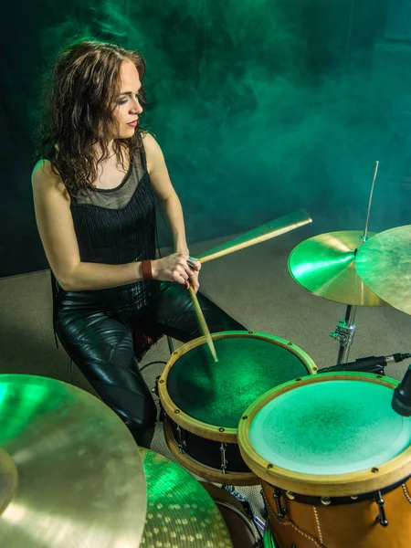 Mulher tocando bateria no palco — Fotografia de Stock