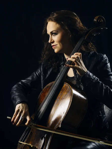 Atractiva violonchelista tocando su instrumento —  Fotos de Stock