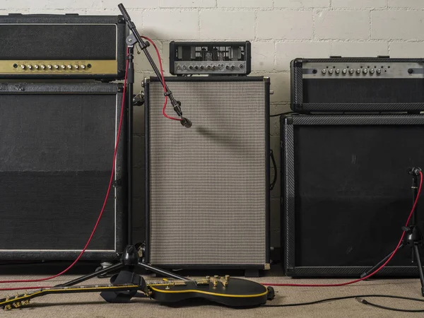 Amplificadores de guitarra en estudio de grabación — Foto de Stock