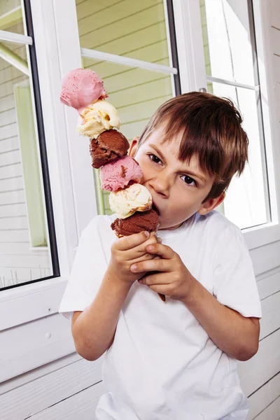Хлопчик їсть високий конус морозива — стокове фото