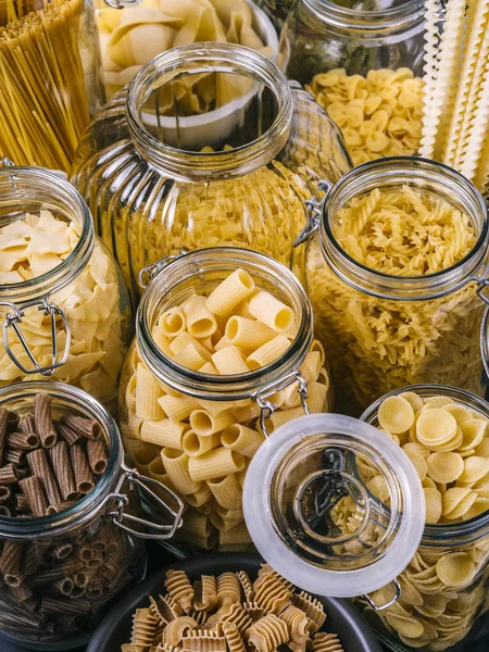 Verschillende pasta in grote potten — Stockfoto