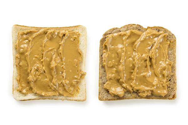 Кусочки хлеба с арахисовым маслом — стоковое фото