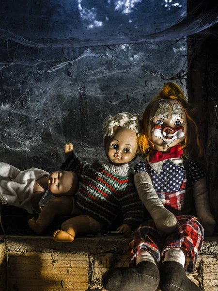 Bambole spaventose vicino alla finestra — Foto Stock