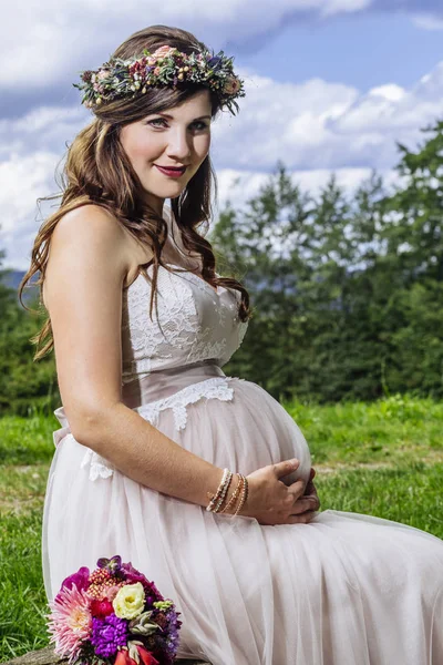 Beautiful pregnant bride — Stock Photo, Image