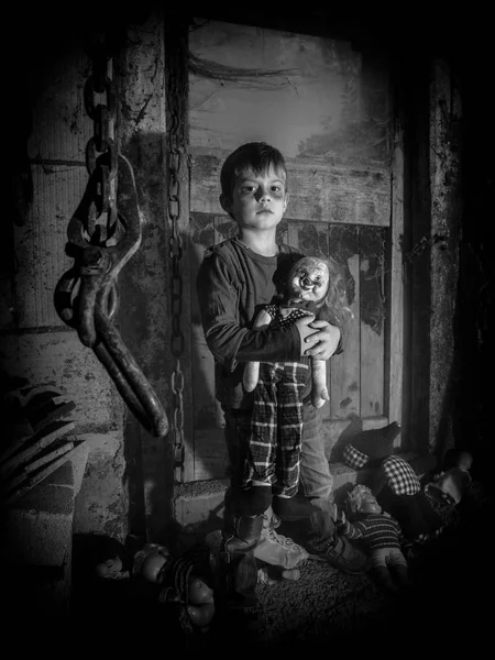 Criança assustadora e boneca de palhaço assustadora no celeiro — Fotografia de Stock