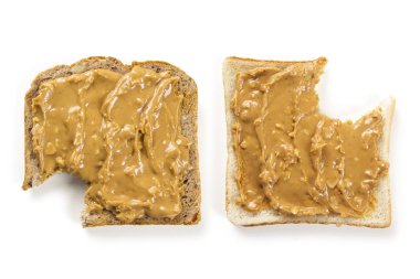 Fıstık ezmeli ekmek ısırıkları ile