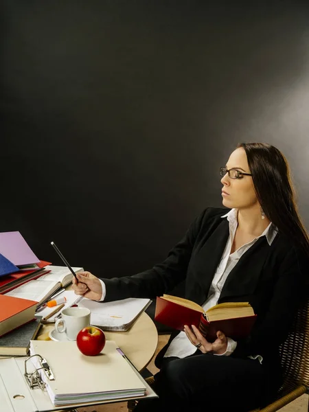 Женщина, сидящая за письменным столом — стоковое фото