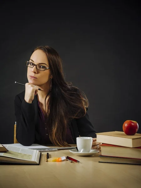 Krásná učitelka sedící u svého stolu — Stock fotografie