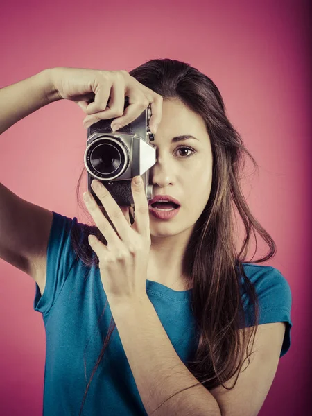 Linda morena apontando câmera vintage — Fotografia de Stock