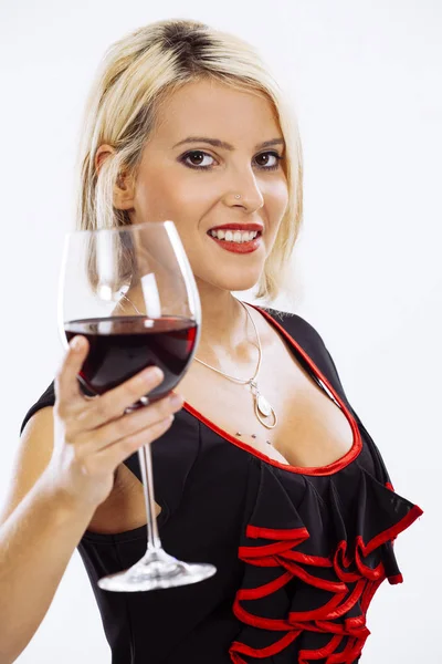 Привлекательная блондинка пьет красное вино — стоковое фото