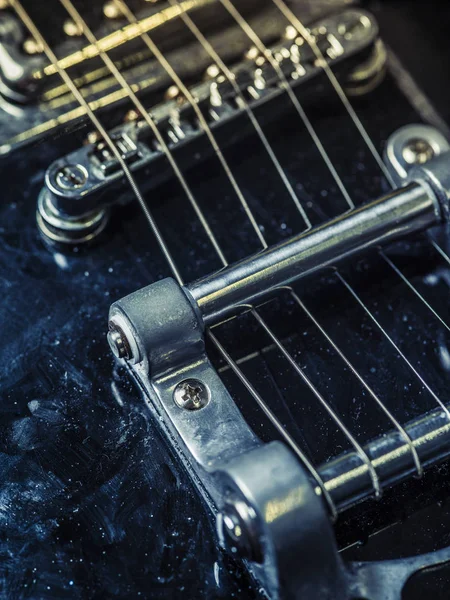 Strängar och överbryggar av en gammal elgitarr — Stockfoto
