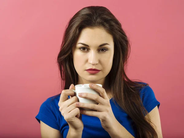 Serious woman drinking coffee — Stock Photo, Image