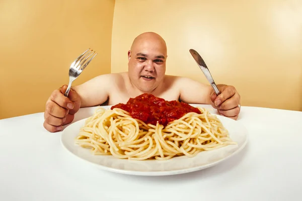 吃意大利面条的饥饿的肥胖人 — 图库照片