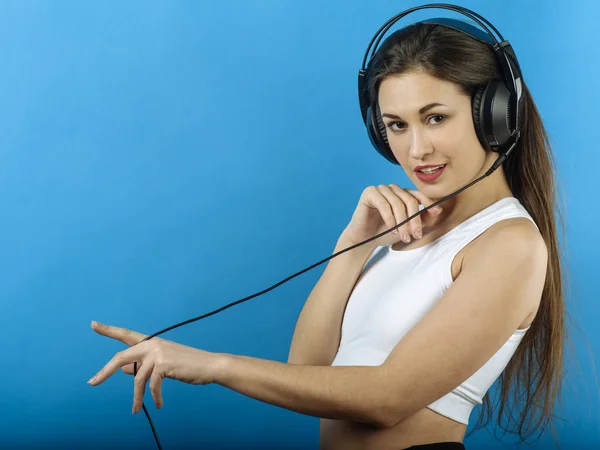 Femme attrayante appréciant la musique avec écouteurs — Photo