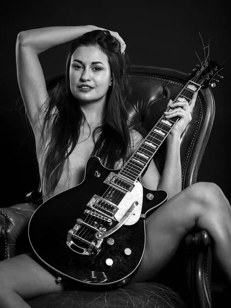Donna nuda seduta con chitarra elettrica — Foto Stock