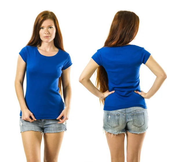 Boş mavi gömlek ile poz Kızıl saçlı kadın