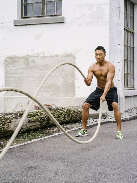 Foto Homem Asiático Musculoso Trabalhando Com Cordas Treinamento Fora — Fotografia de Stock