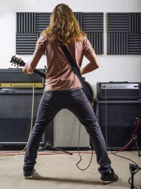 Kayıt stüdyosunda oynarken gitarist