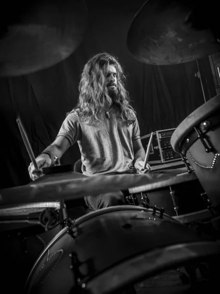 Young man playing the drums on stage — Stock Photo, Image