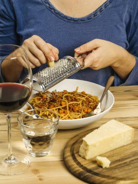 Bolonez üzerine ızgara peynir.
