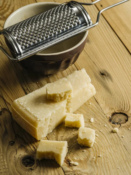 Bloque de queso parmesano y rallador —  Fotos de Stock