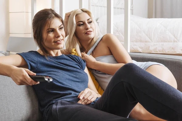 Mujeres en una relación viendo la televisión — Foto de Stock