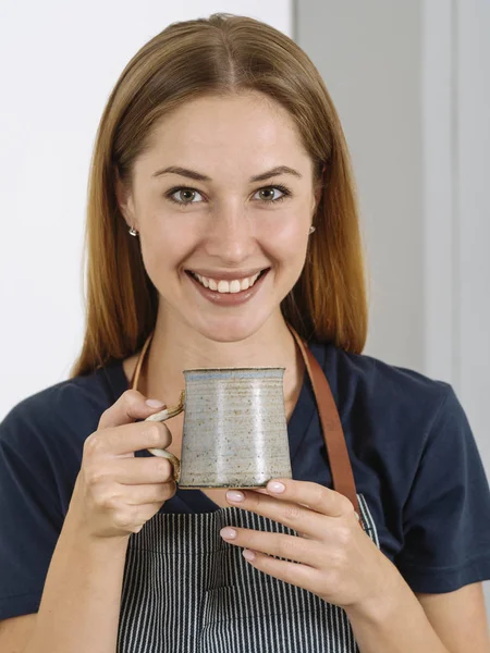 Ευτυχής όμορφη γυναίκα που πίνει καφέ — Φωτογραφία Αρχείου